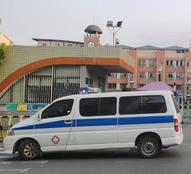 西湖救护车出租护送骨折病人一公里多少钱